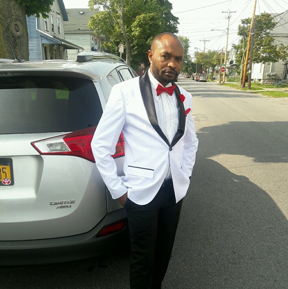 Profile Picture of Adelin Itongwa (@itongwa) on Poshmark