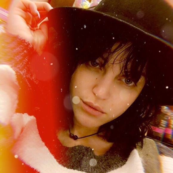 Profile Picture of Amber Rohde (@amberrahr) on Poshmark