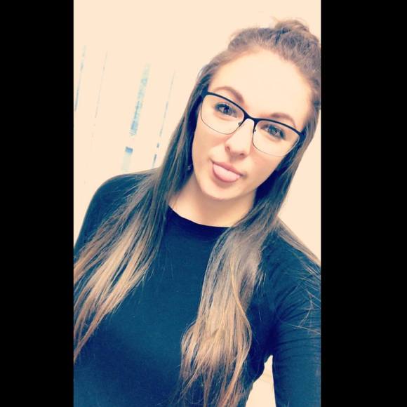 Profile Picture of Lauren Passero (@laurennnmarie7) on Poshmark
