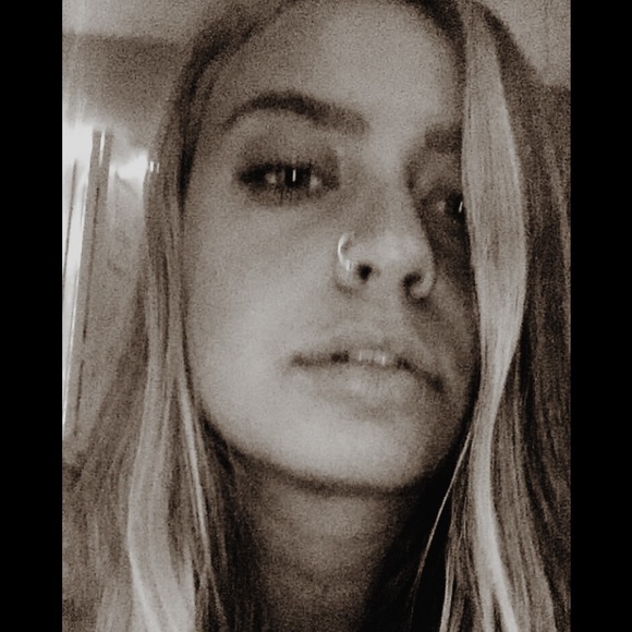 Profile Picture of Tori Liles (@toriajabek) on Poshmark