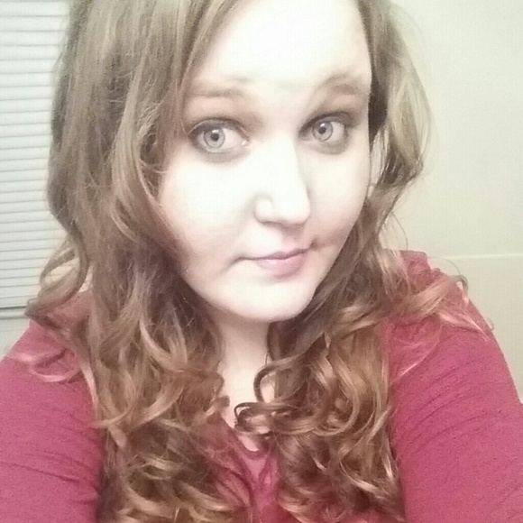 Profile Picture of Christine Comar (@chrissi429) on Poshmark