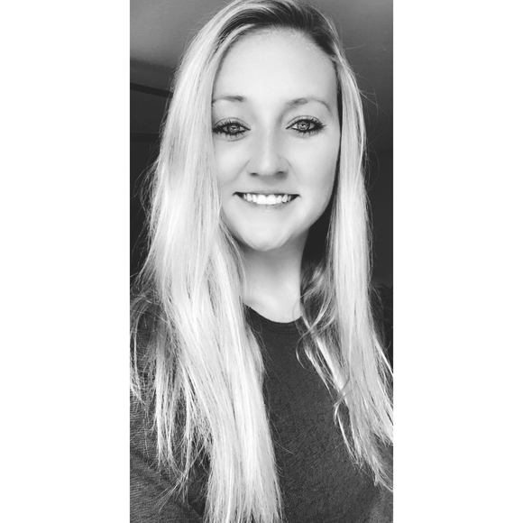 Profile Picture of Sara Radtke (@sradtke5211) on Poshmark