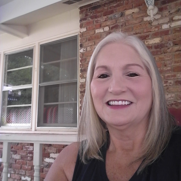 Profile Picture of Suzanne Quinn (@suzsnneq) on Poshmark