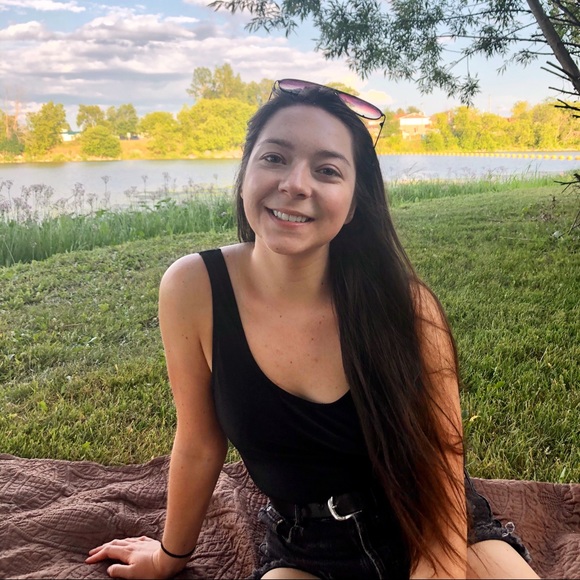 Profile Picture of Gillian Marks (@gillianmarks) on Poshmark