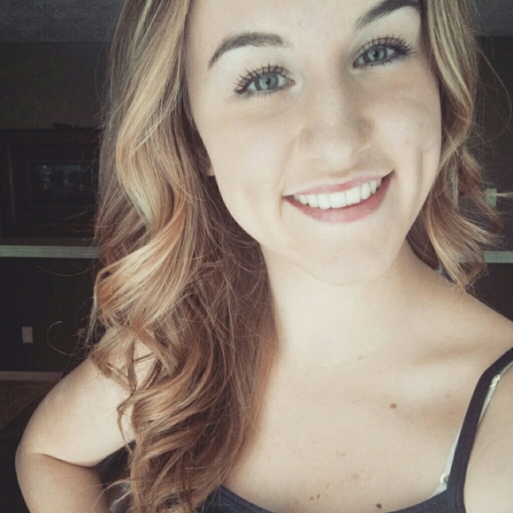 Profile Picture of Alisyn Clark (@alisynclark) on Poshmark