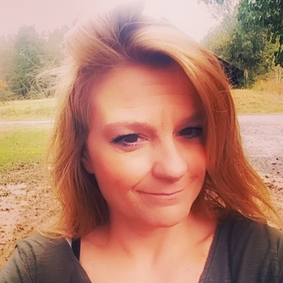 Profile Picture of Renae Tapley (@sweatrenae) on Poshmark