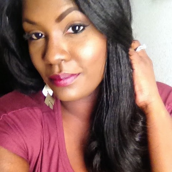 Profile Picture of Jamina Williams (@mina2827) on Poshmark