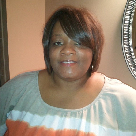 Profile Picture of Paula Askew (@paskew01) on Poshmark