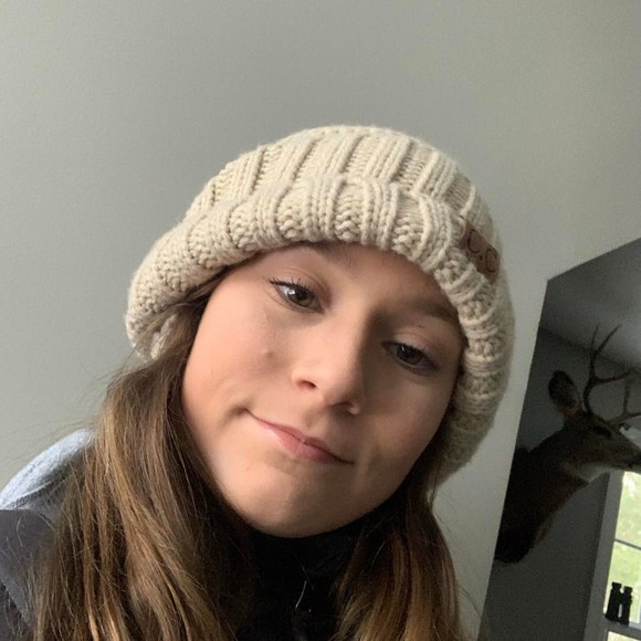 Profile Picture of Maddie Guild (@maddie_guild) on Poshmark