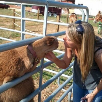 Profile Picture of Kim Henderson Hooks (@KimMarie1973) on Twitter