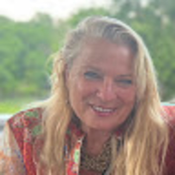 Profile Picture of Nadia Serenyi (@nadia_serenyi) on Poshmark