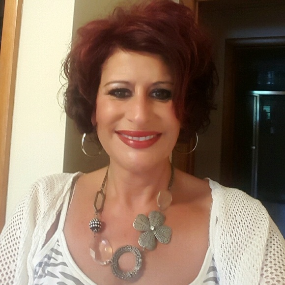 Profile Picture of Susan Unruh (@suziu) on Poshmark