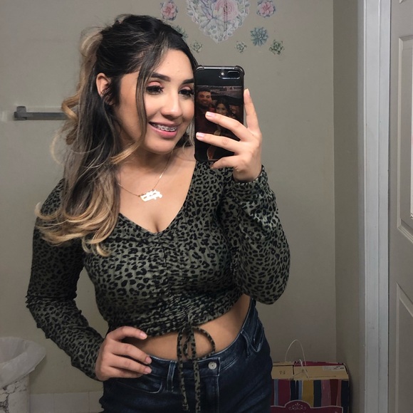 Profile Picture of Jackie Lopez (@jackieemaria) on Poshmark