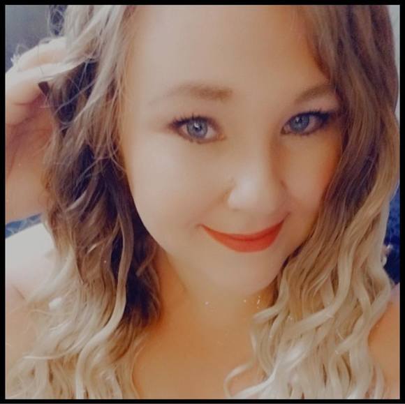 Profile Picture of Kiki Rose (@kikirose387) on Poshmark