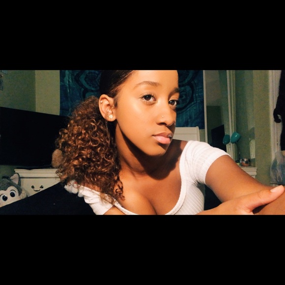 Profile Picture of Jessenitiana Fenderson (@jessenitiana_) on Poshmark