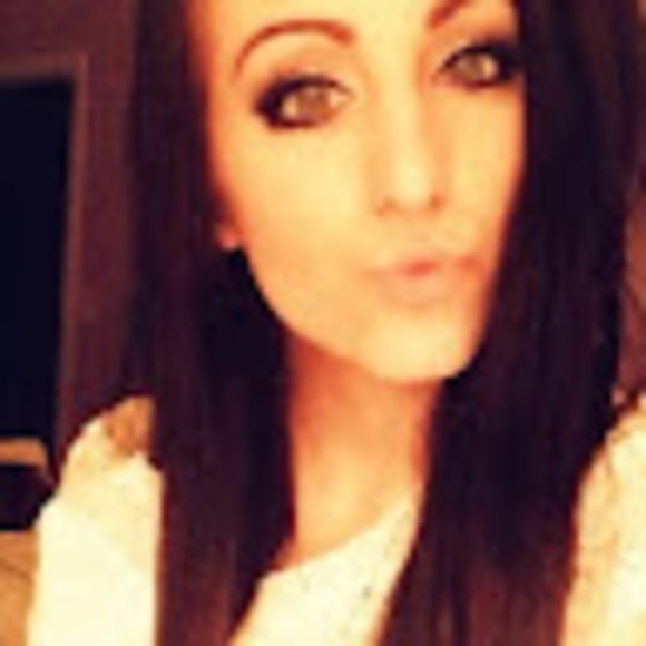 Profile Picture of Amanda Krontiris (@amandakrontiris) on Poshmark