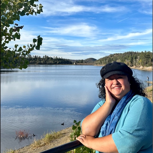 Profile Picture of Lorena😃 Meyer (@lorenascloset) on Poshmark