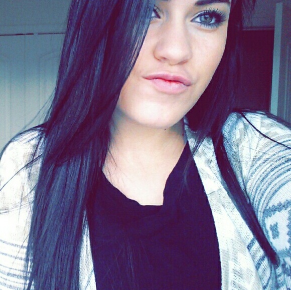 Profile Picture of Kortni Longoria (@longoriaka) on Poshmark