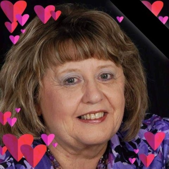 Profile Picture of Debbi Gindele (@debbigindele) on Poshmark