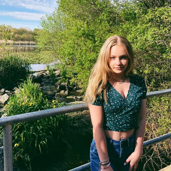 Emma Goodall - Poshmark Profile Picture of Emma Goodall (@emmagoodall) on Poshmark