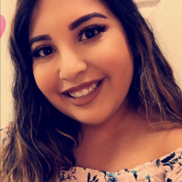 Profile Picture of Alma Barron (@almakbarron) on Poshmark