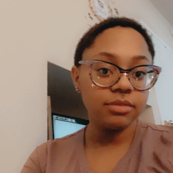 Profile Picture of Quinn Bell (@staryroman) on Poshmark