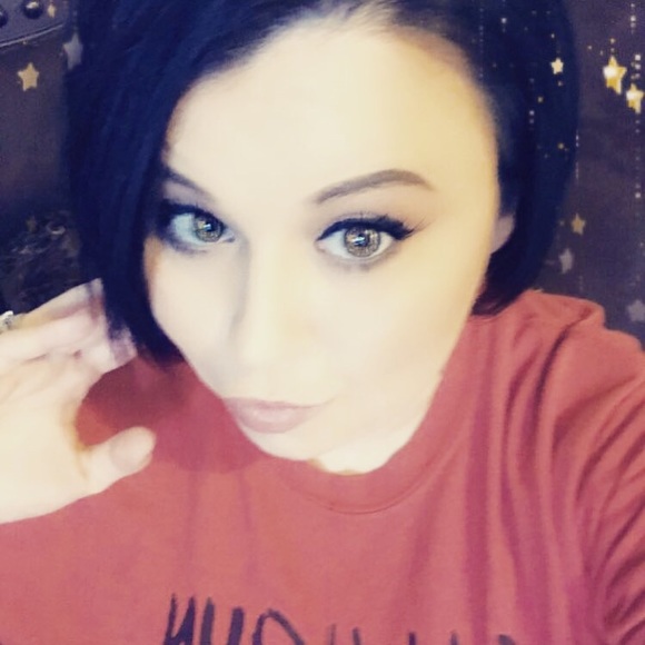 Profile Picture of Stephanie Breden (@stephbreden) on Poshmark