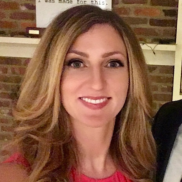 Profile Picture of Liz Ribbey (@liz520) on Poshmark