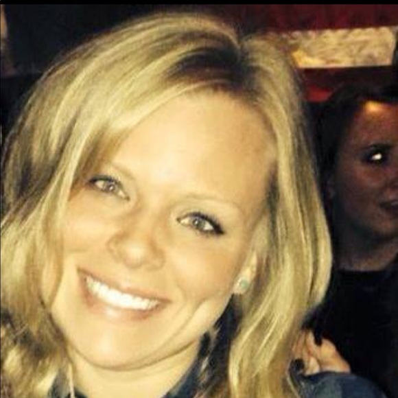 Profile Picture of Amy Swoboda (@aswoboda88) on Poshmark