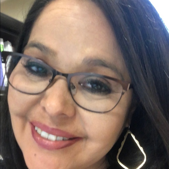 Profile Picture of Rebecca Evridge (@rebeccaevridge) on Poshmark
