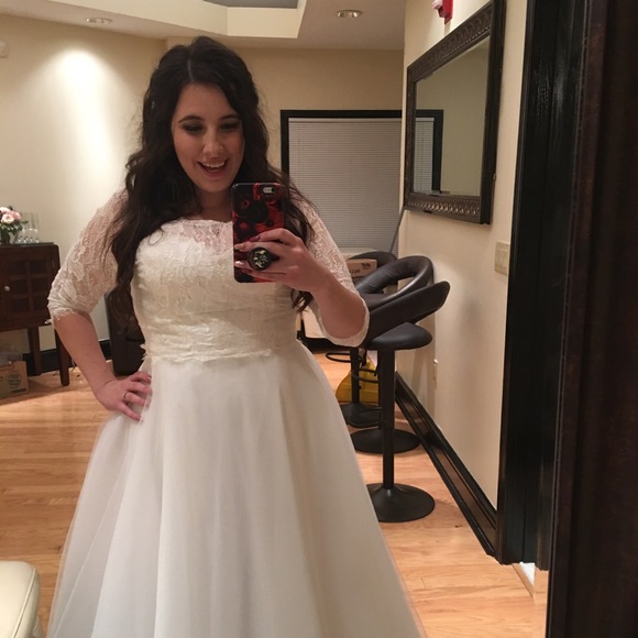 Profile Picture of Hilary Manning (@hihilary) on Poshmark