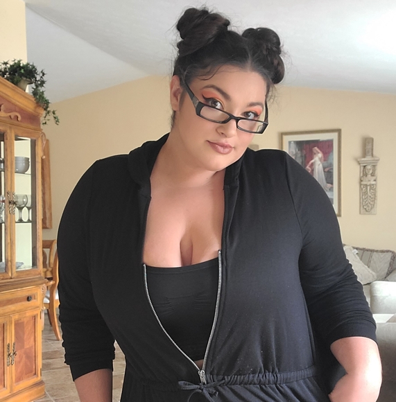 Profile Picture of Chelsea Magistro (@redhardcandy) on Poshmark