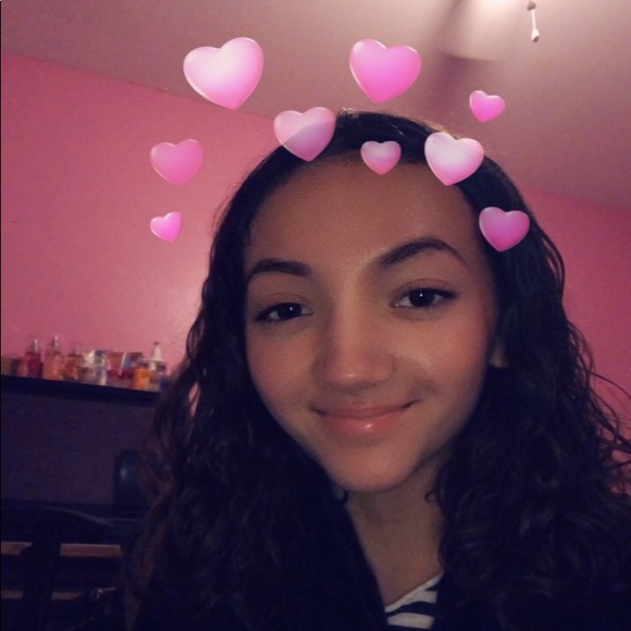 Profile Picture of Carly Carter (@carrlycarterrr) on Poshmark