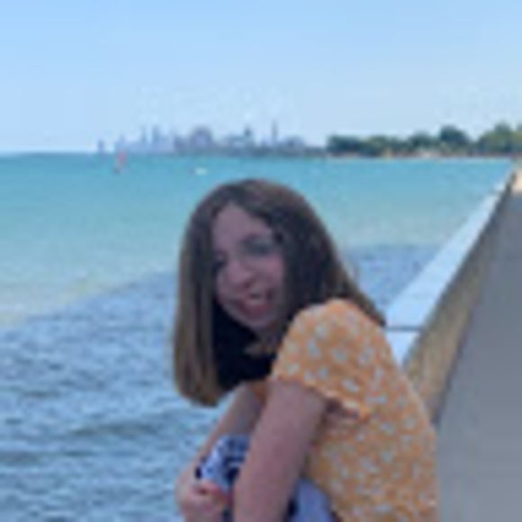 Profile Picture of Chloe Schwartz (@chloeschwart871) on Poshmark