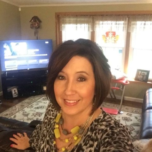 Profile Picture of Denise Schlipp (@deniseschlipp) on Poshmark