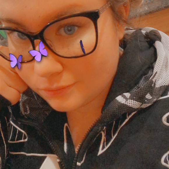 Profile Picture of Victoria Reifenrath (@vreifenrath) on Poshmark