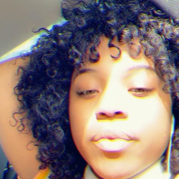 Profile Picture of Oshauna Winn (@_toot_) on Poshmark