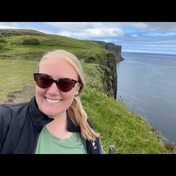 Profile Picture of Ariel Hodges (@destashbyariel) on Poshmark