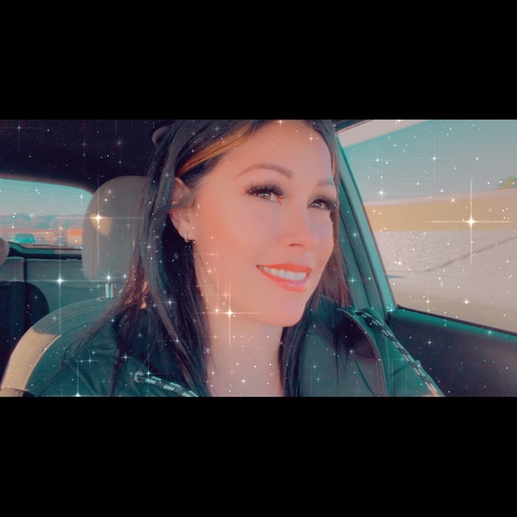 Profile Picture of Caresse Roubicek (@damncaresse) on Poshmark