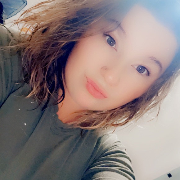 Profile Picture of Emiley Graphia (@emgraphia21) on Poshmark