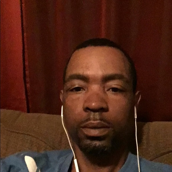 Profile Picture of Daniel Henley (@henleyd556) on Poshmark