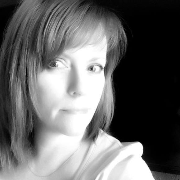 Profile Picture of Susan Weckesser (@susiebeestudios) on Poshmark