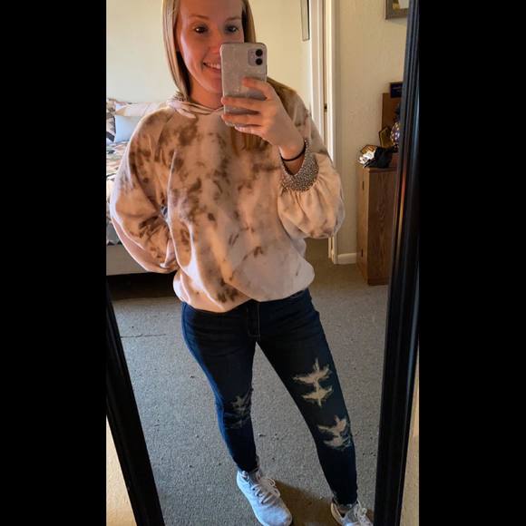 Profile Picture of Danielle Bartel (@danielle_bartel) on Poshmark