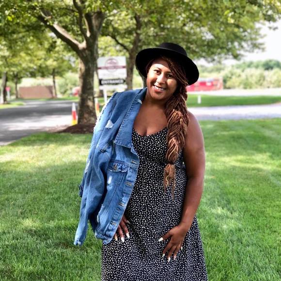 Profile Picture of Briana Gallon (@bgallons) on Poshmark