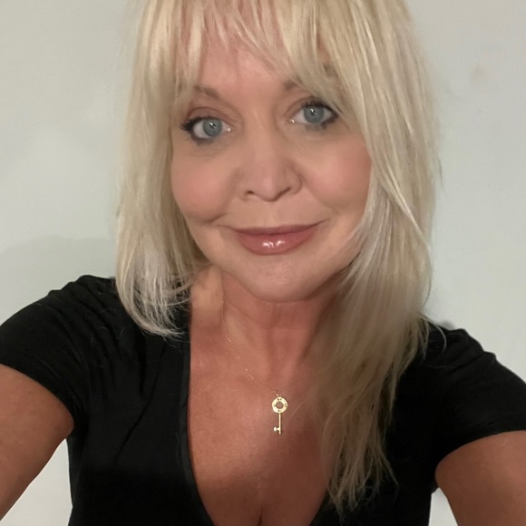 Profile Picture of Kim Engman (@fkpeach) on Poshmark