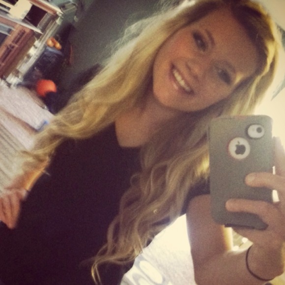 Profile Picture of Lacey Holt (@lacey23) on Poshmark