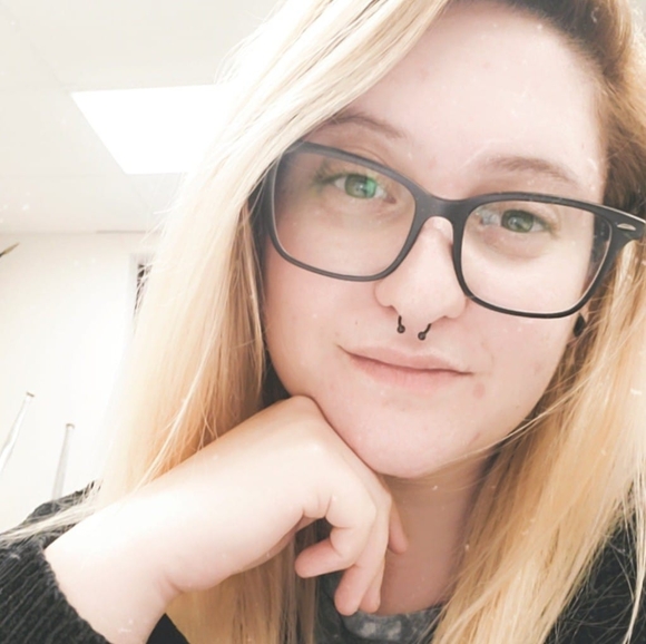 Profile Picture of Torii Brinks (@toriibrinks) on Poshmark