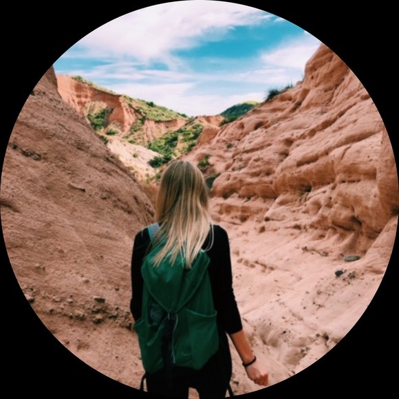 Profile Picture of Michelle Hershey (@hersheyxoxo) on Poshmark