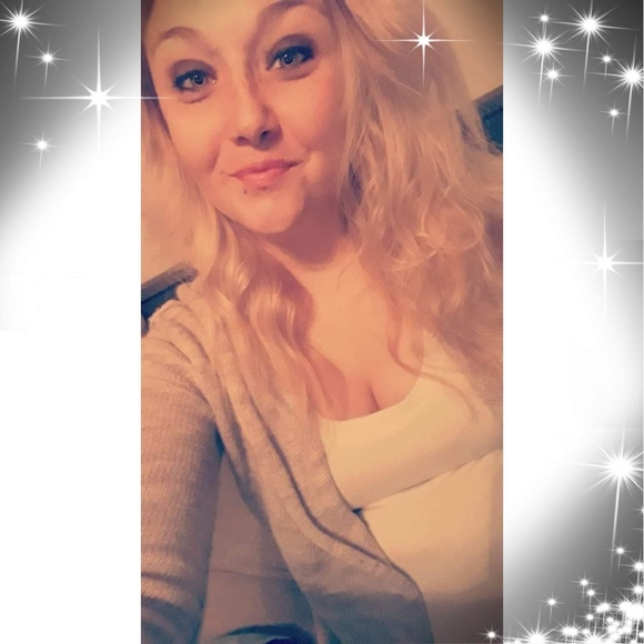 Profile Picture of Amber Pearce (@amberrlynn08) on Poshmark