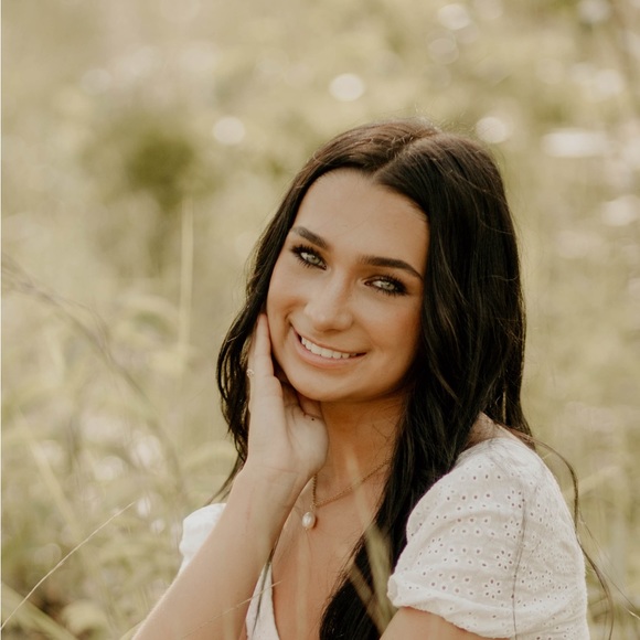 Profile Picture of Kaylee Mildenberger (@k_kayleem1) on Poshmark